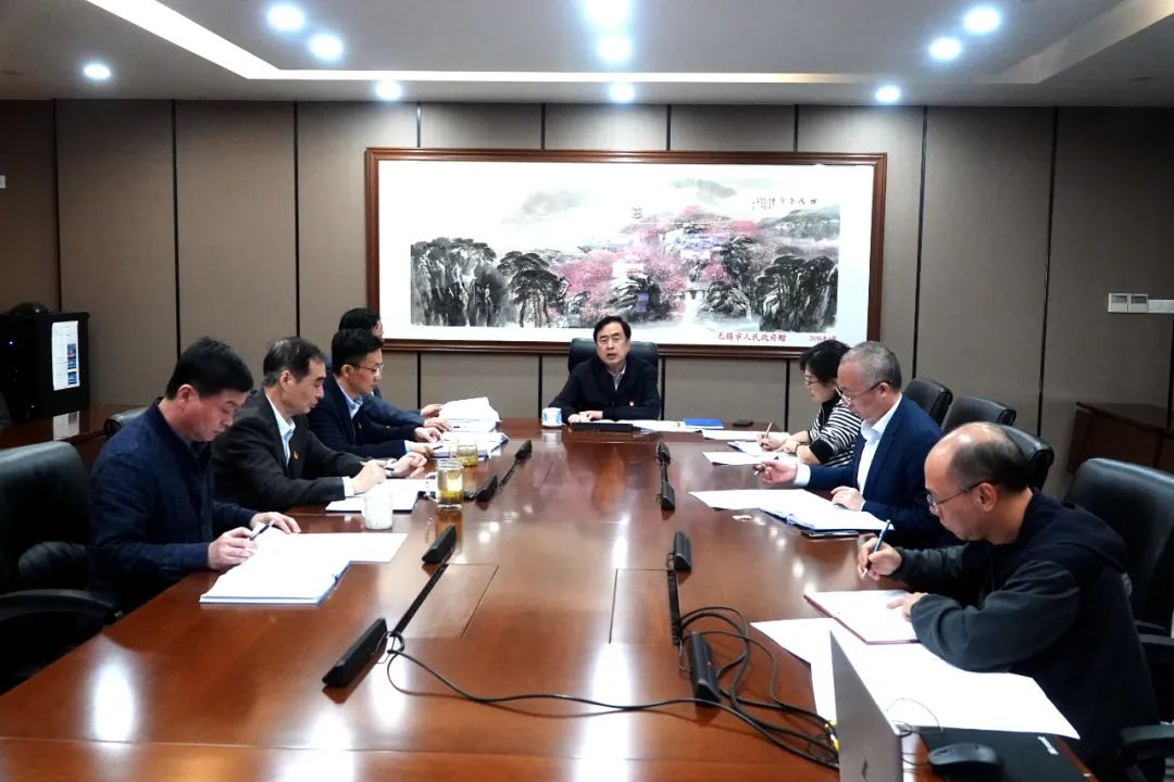 趙振元在黨委中心組學(xué)習(xí)二十大報(bào)告會(huì)上提出三個(gè)工作要點(diǎn)：第一堅(jiān)持十年來(lái)的正確路線；第二開(kāi)啟新的一百年征程；第三堅(jiān)持電子和新能源領(lǐng)域外開(kāi)辟更多新的賽道_副本.png